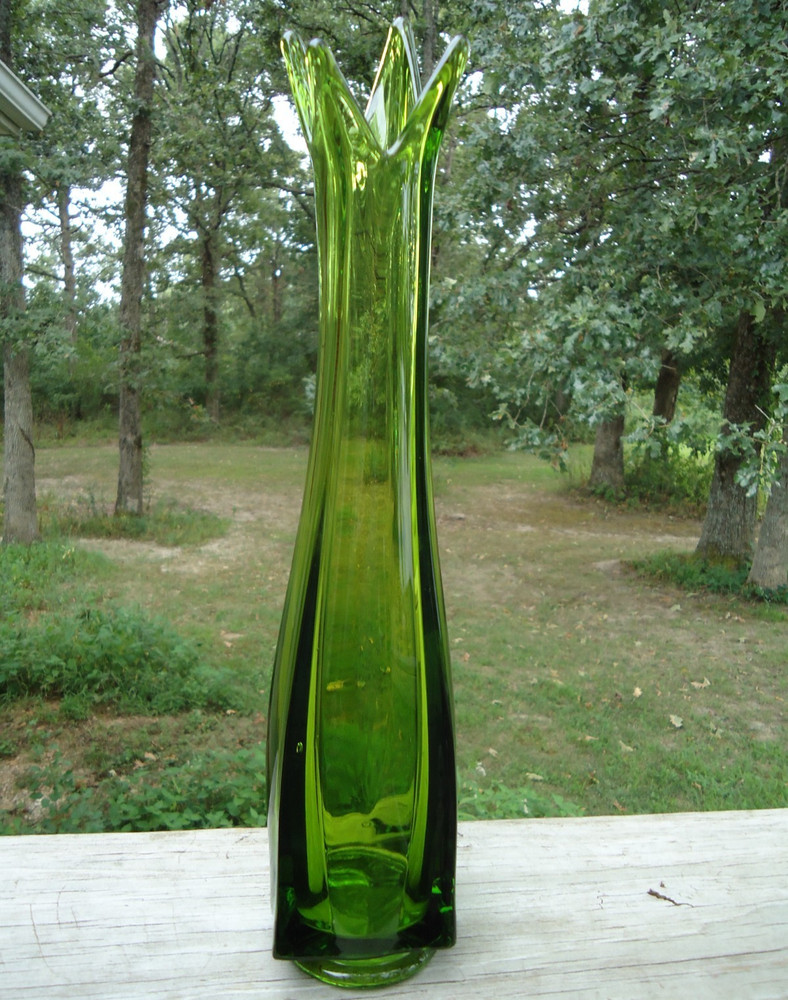 Vtg LE Smith Green Art Glass Vase 14 Inch 4 Finger Swung MCM Decor Granny READ