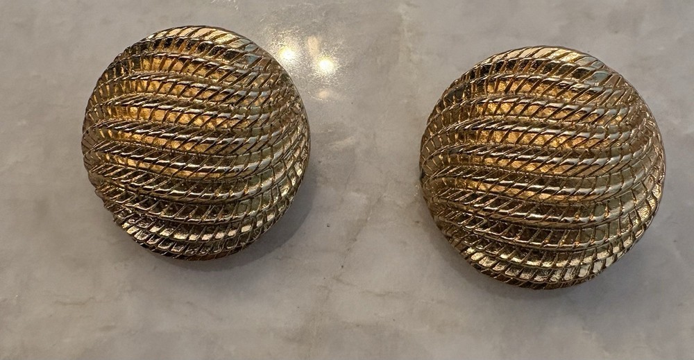 Vintage Signed Monet Clip On Earrings
