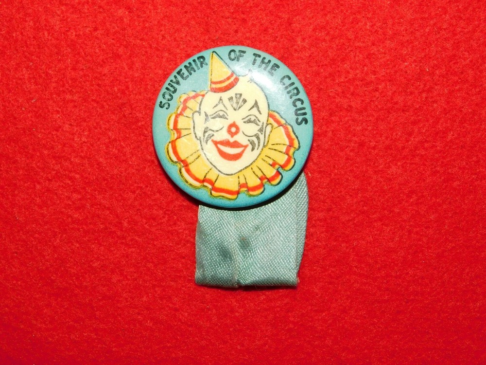 VINTAGE PINBACK BUTTON SOUVENIR OF THE CIRCUS CLOWN