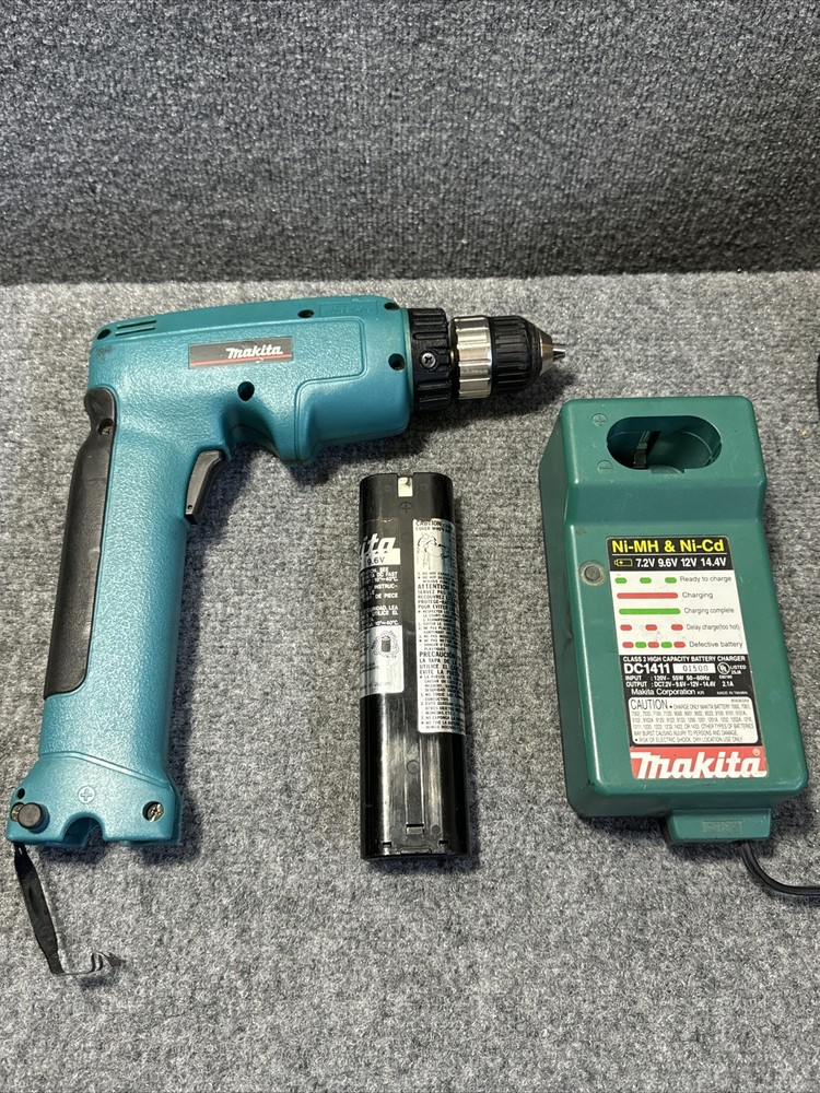 Makita 6095D Drill w/ Battery Charger and 9.6 Volt Battery Tested
