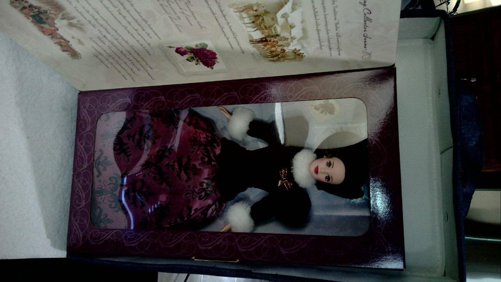 Vintage Barbie doll 1996 Hallmark Special Edition 1st doll in Holiday Homecoming