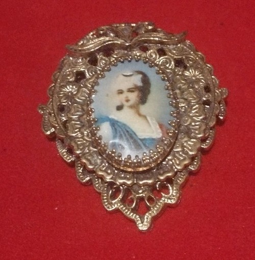 Vintage Brooch Pin with Ladies Portrait Gold Tone Metal 2