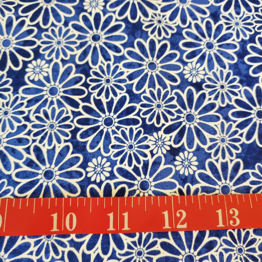 DAISY Fabric 100% Cotton Daisies BLUE Floral FQ HY BTY Fat Quarter By the Yard