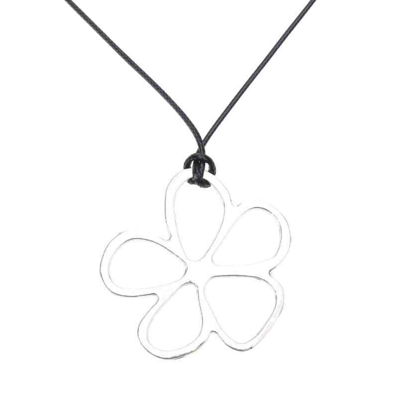 Stylish Hollow Flower Pendant Necklace Elegant Eye-Catching Clavicle Chain Accessory