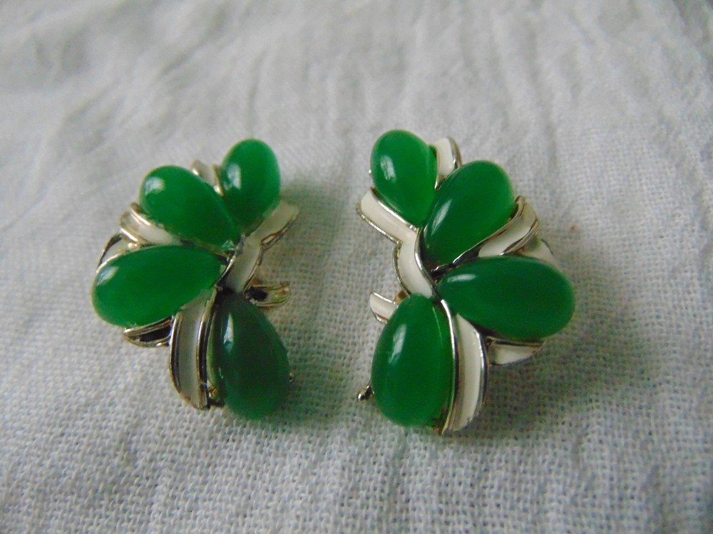 vintage Kramer signed crean enamel green pear cut cabochons clip on earrings