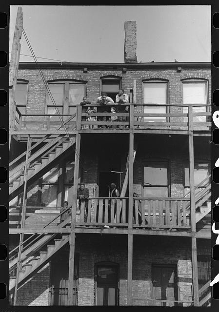 Photo:Apartment house on South Side of Chicago, Illinois