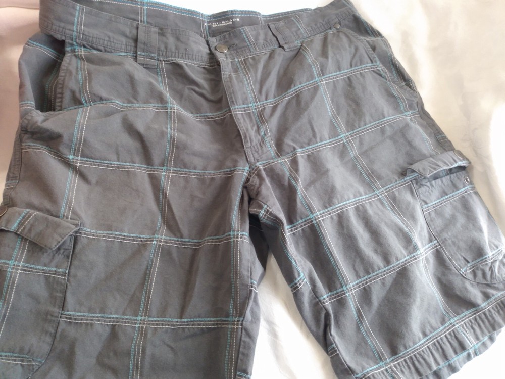 Columbia Omni Shade Mens Size 36 Cargo Hiking Shorts Multicolor Plaid Gray Blue