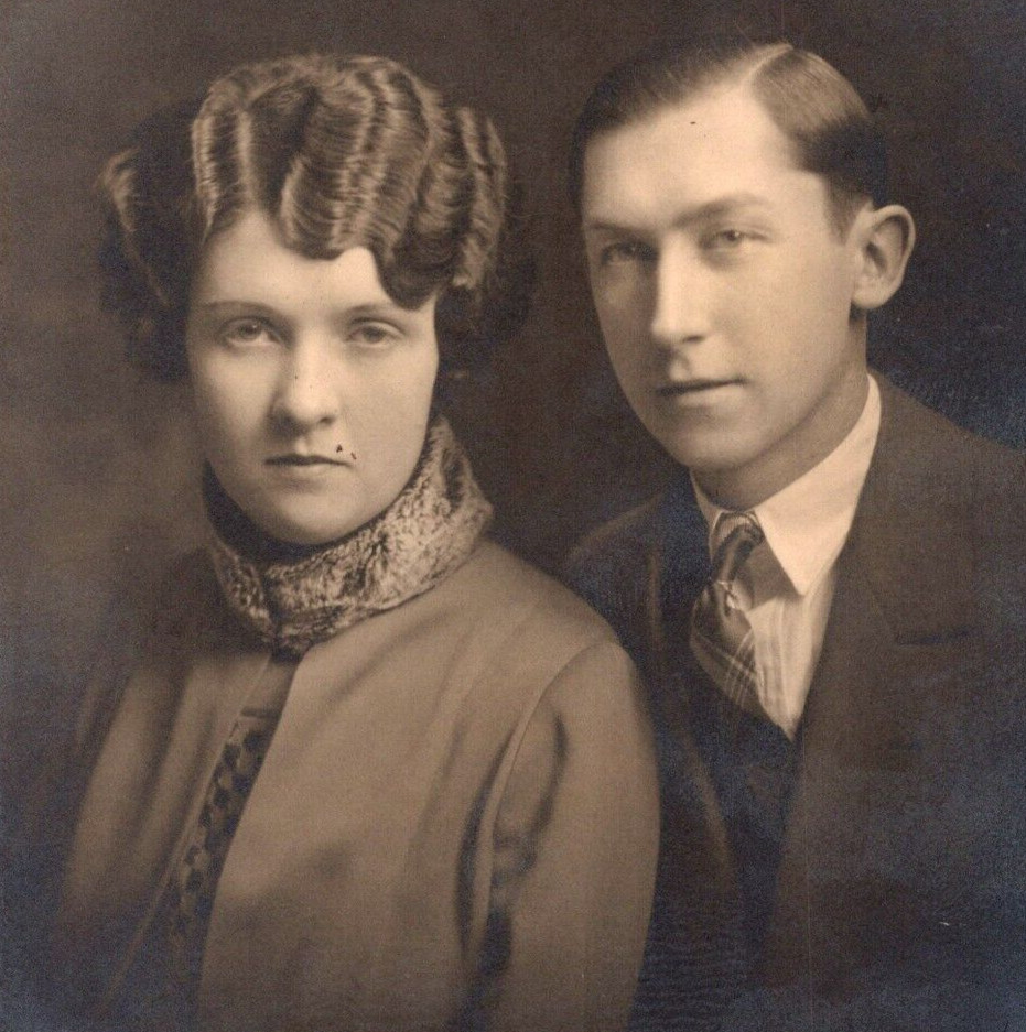 Waterloo Iowa USA Portrait Picture Of Woman And Man Couple Antique Vintage Photo