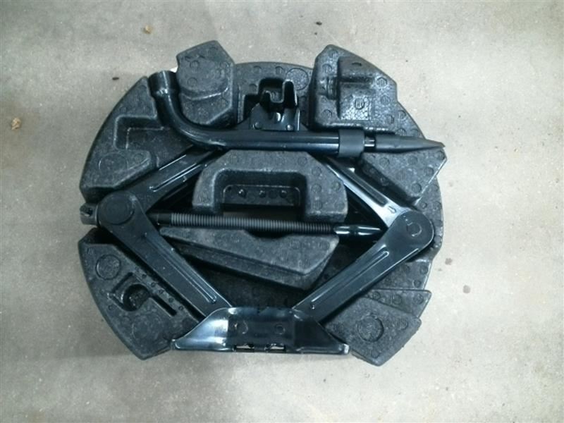 FOCUS     2013 Jack 104692080 NO FOAM TRAY NO SPARE TIRE