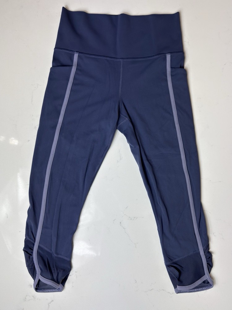 Athleta Salutation Stash Pocket II Mesh Bottom Capri Leggings Blue Small