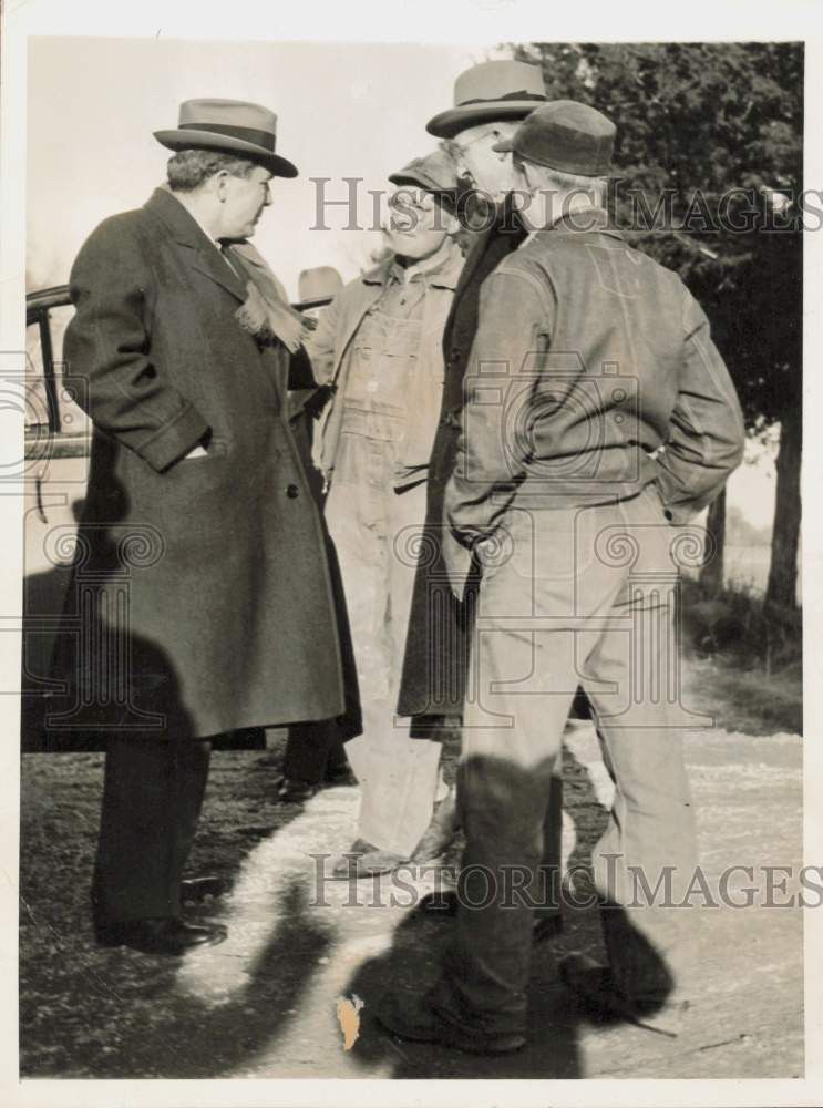 1944 Press Photo Wendell Willkie meeting with farmer Lester Meyer, Wisconsin