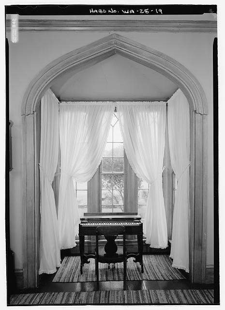 19. Detail bay window southeast room library, first floor, Commandant's