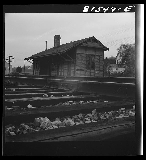 Photo:Railroad Depot Station 1930s Wooden Building Tracks House
