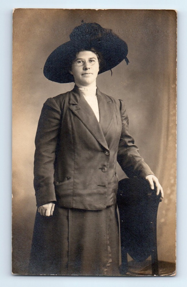 Old Vintage Photo SOLO WOMAN VICTORIAN ERA FORMAL PORTRAIT AZO RPPC