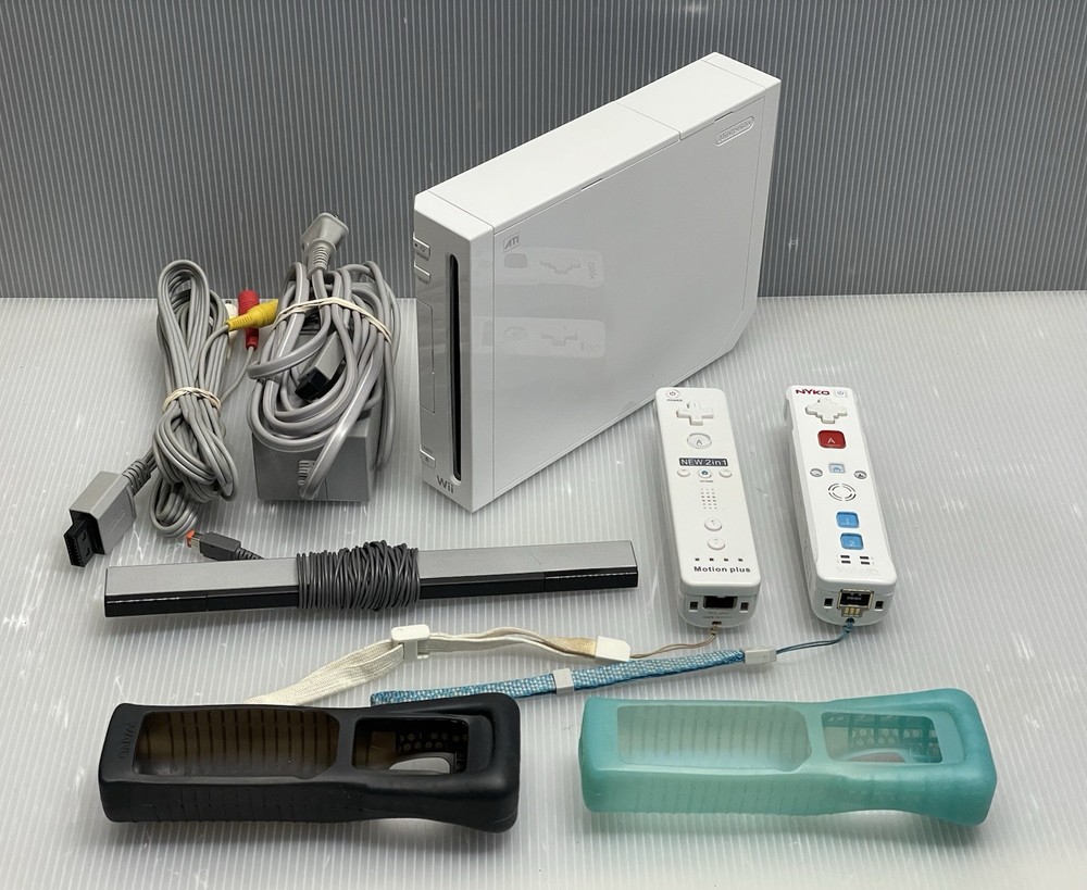 Nintendo Wii RVL-001 Backwards Compatible Console + Cables & 2 Controllers