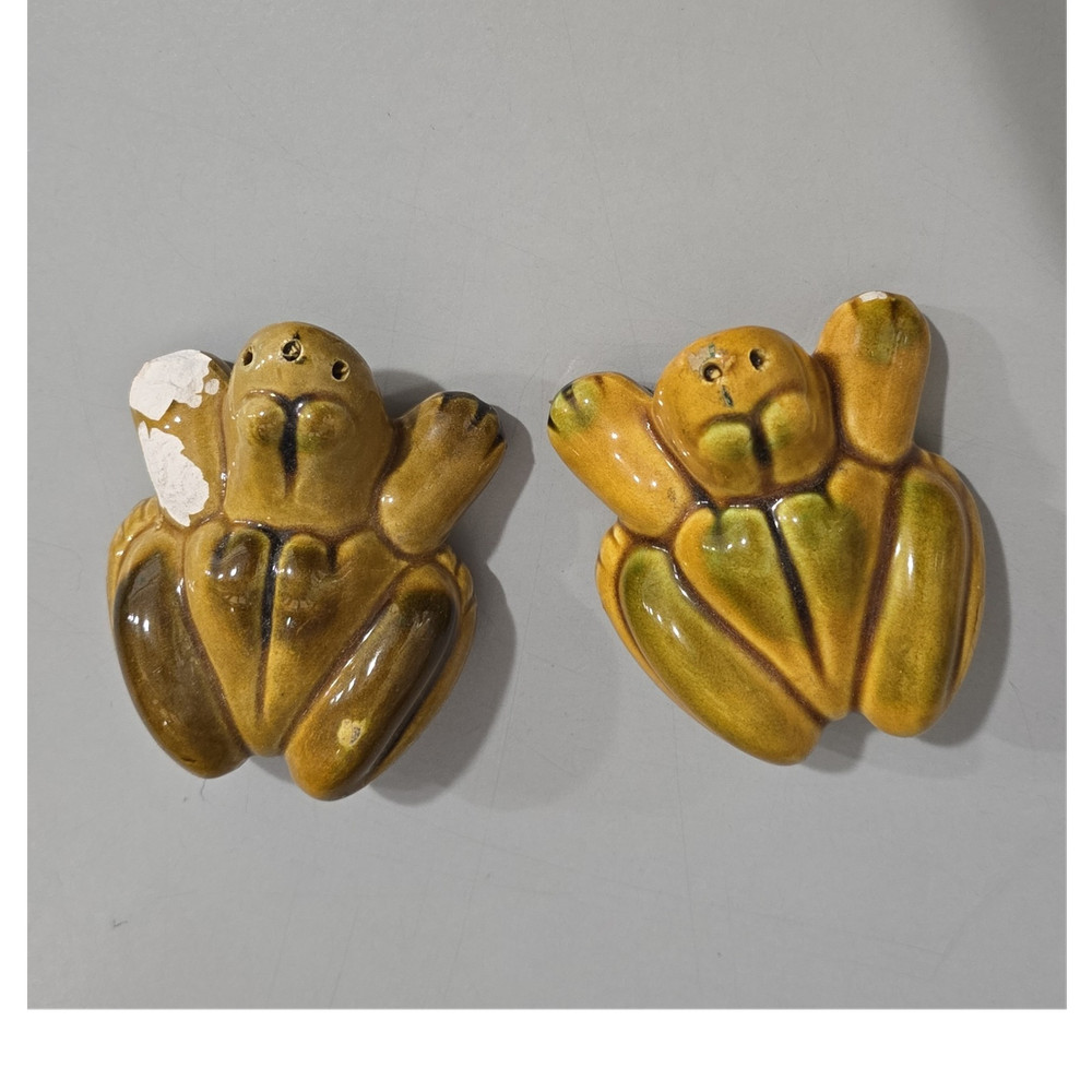 Vintage Ceramic Frogs Salt & Pepper Shaker Set Brown Green Novelty Animal