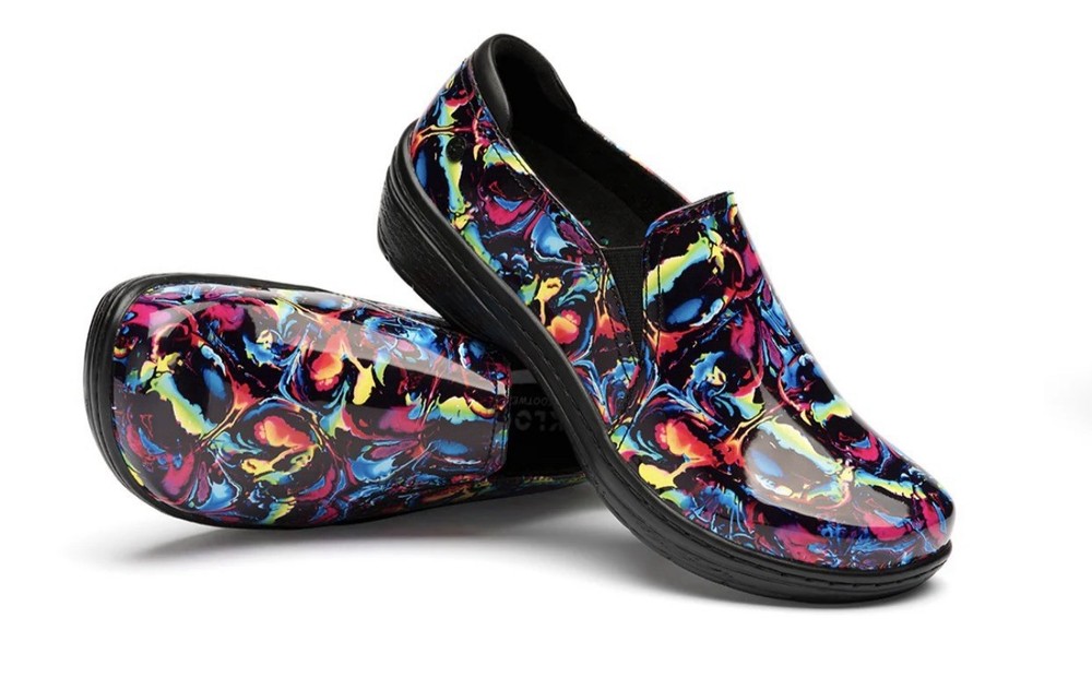 Klogs Footwear Moxy Clogs in Neon Blur Patent Size US 11