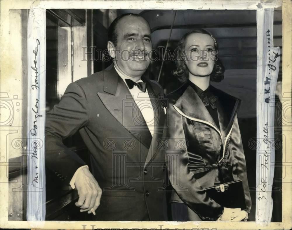 1936 Press Photo Mr. and Mrs. Douglas Fairbanks arrive at port, New York