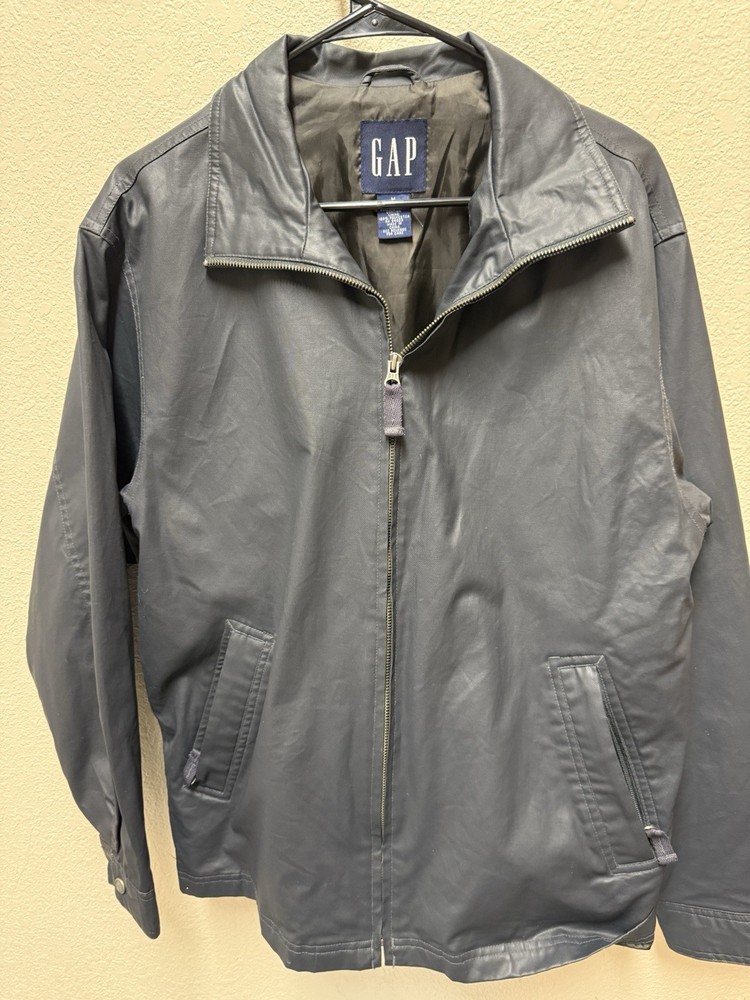 Vintage  Gap leather jacket in black with a zip-front closure and a poly lining