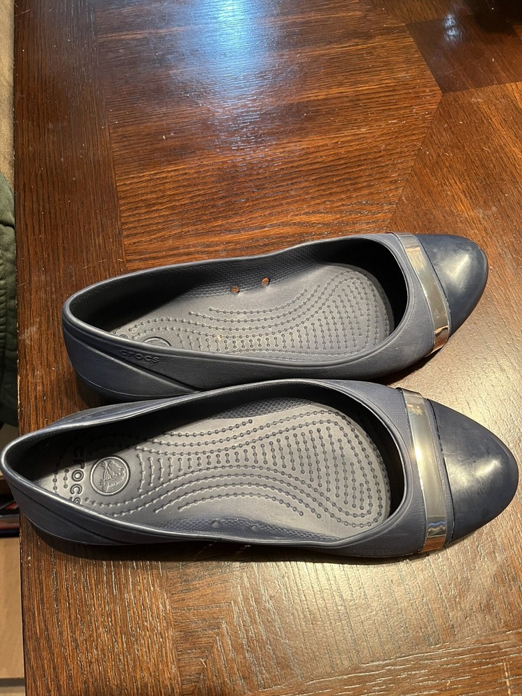 Crocs Ballet Flats. Navy Blue W/ Silver Band. Women’s Size 9 W Excellent Condi
