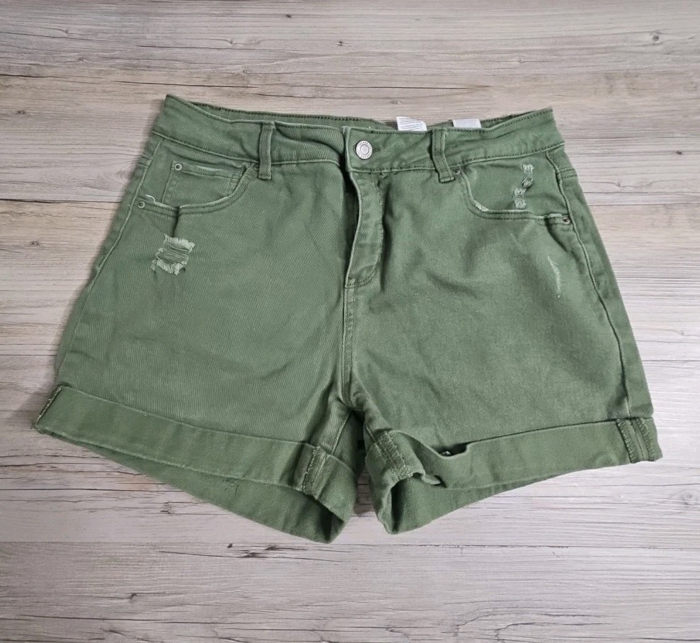 Time & Tru Army Green Olive Shorts Size 14 Womens Distressed EUC Mid Rise
