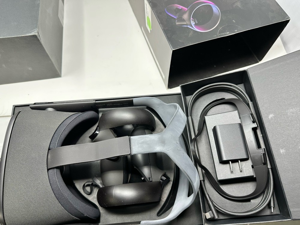 Meta Oculus Quest All-in-one VR Gaming Headset - Black