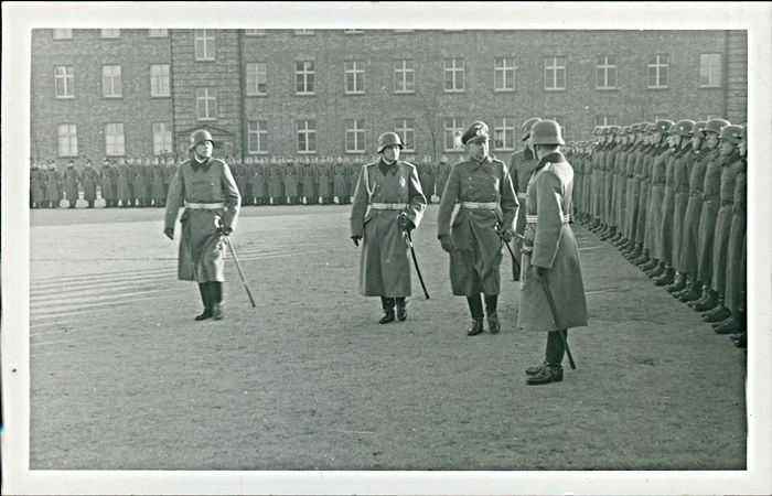 Postcard Schleswig-Holstein (b202) Lübeck military soldiers HS. swearing in