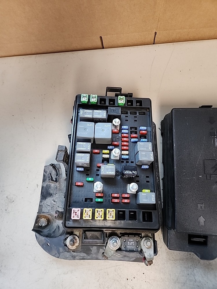 2007 Chevy TrailBlazer Engine Fuse Box 15250141