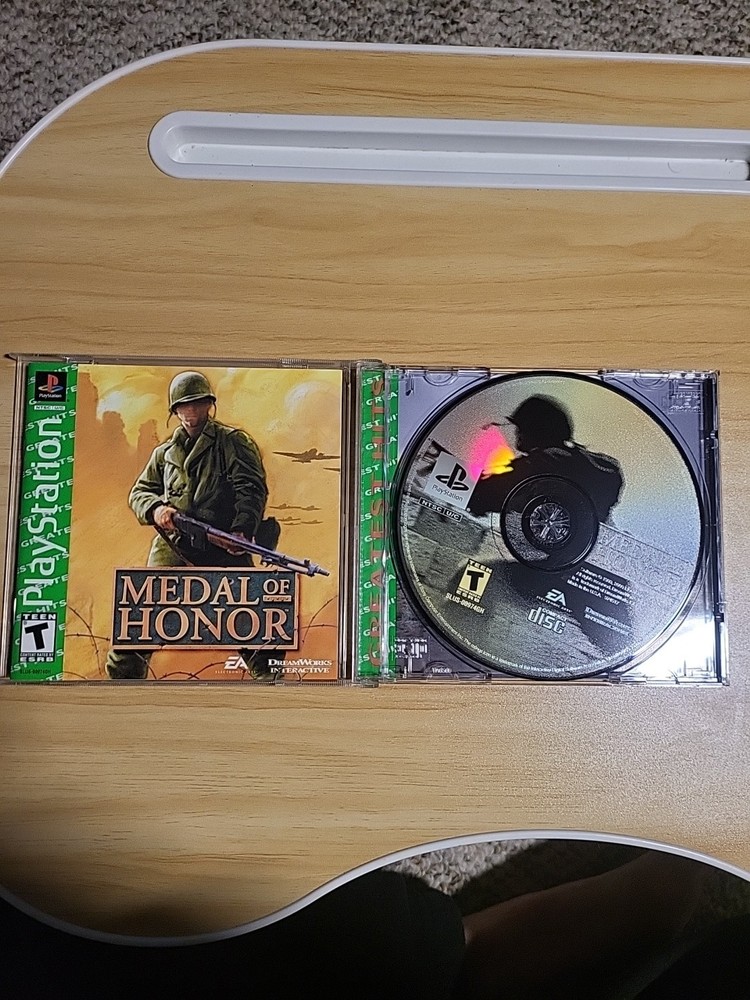 Medal of Honor (Sony PlayStation 1 PS1, 1999) complete with manual (Likenew)