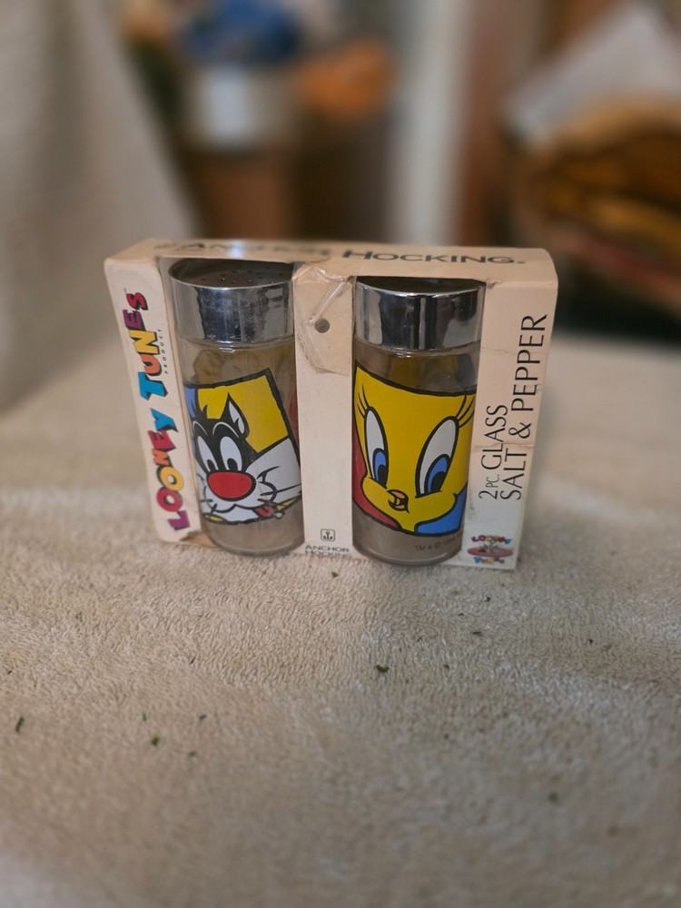 Looney Tunes Sylvester and Tweety Salt And Pepper Shaker Set