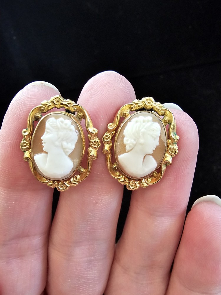 Vintage 12k Gold Filled Cameo Screw back Earrings 1”x 1/2” Collectable