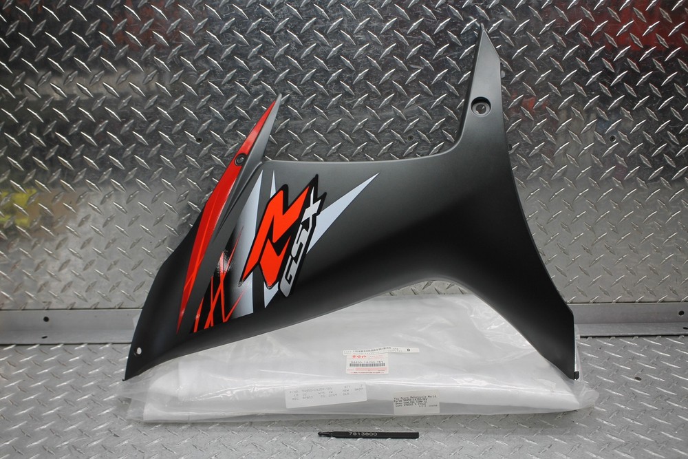 2015 SUZUKI GSXR600 RIGHT SIDE FAIRING (NEW NEVER USED) 94450-14J50-YKV