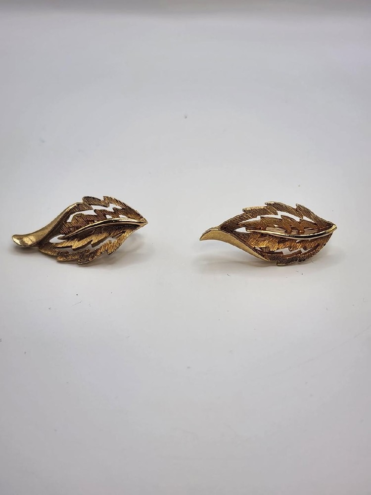 Vintage Gold Tone Earrings.  Unsigned Clip On