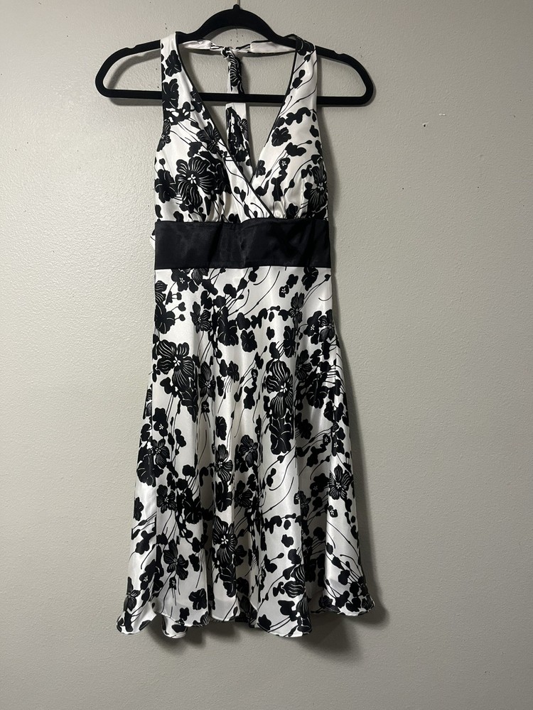 White House Black Market dress SIZE 8 Black and White