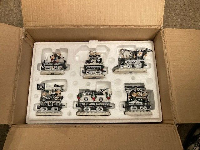 Danbury Mint NFL Oakland Raiders Christmas Express Santa Train Set - w/Paperwork