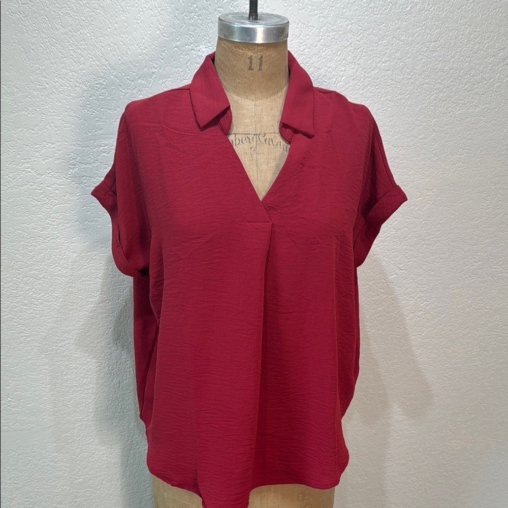 She + Sky Women's Small Red Short Sleeve V-Neck Flowy Collared Top NWT