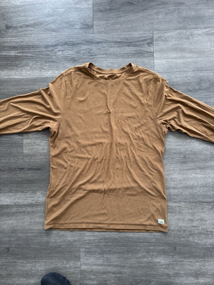 Vuori Shirt Mens Medium  Long Sleeve Performance Crew Neck Stretch Athletic