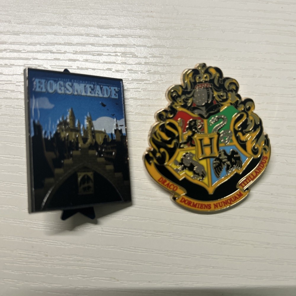 Harry Potter Pin Set - Hogwarts & Hogsmeade Logo Pins Universal Studios