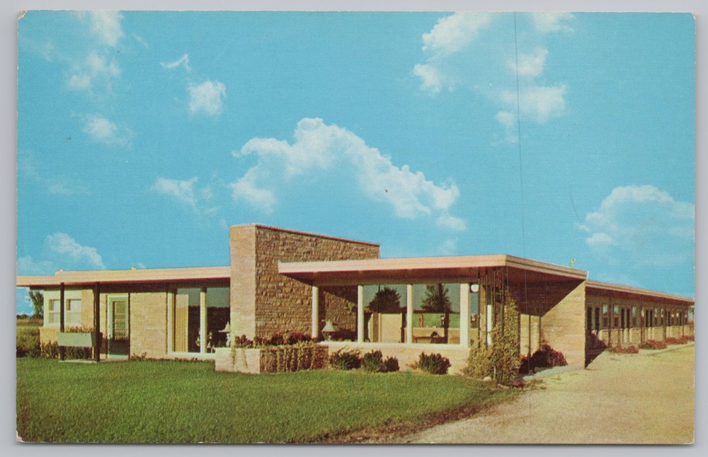 Roadside~Merlene Motel Milwaukee Wisconsin~Vintage Postcard