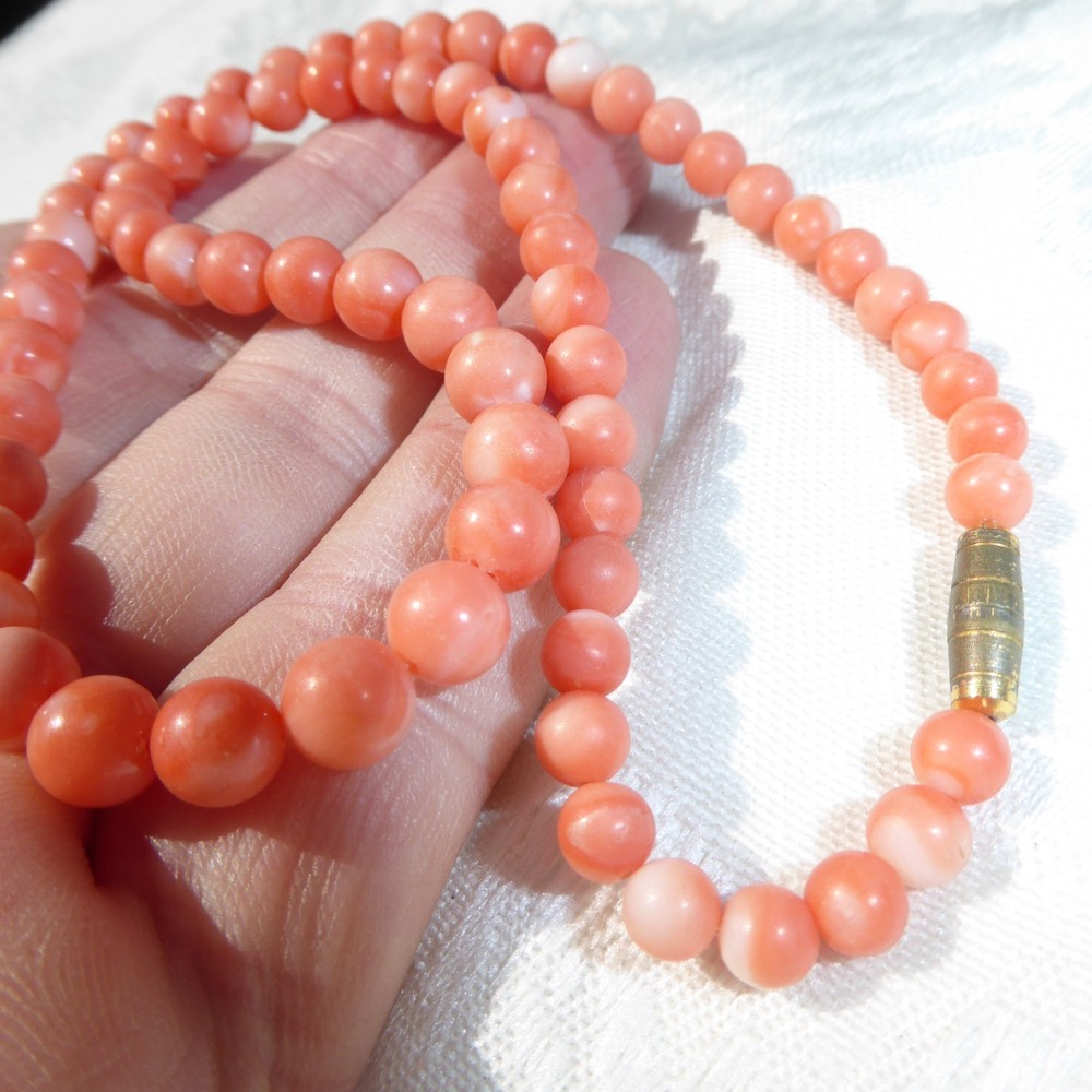 GORGEOUS VINTAGE BEADED CORAL NECKLACE Graduating in Size 16 1/2