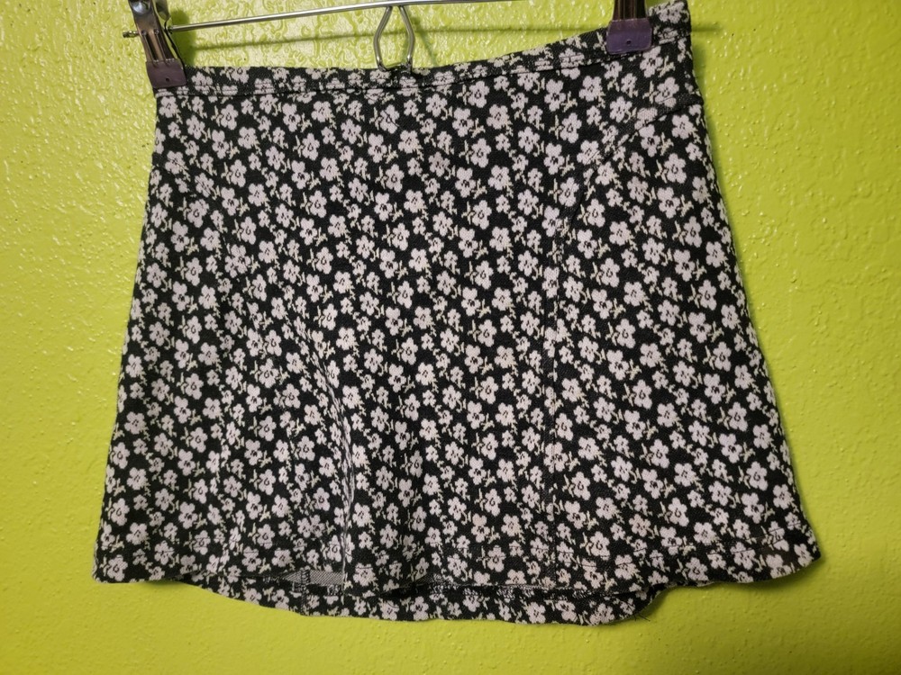 Floral Mini Skirt Black With White Daisy Print Small