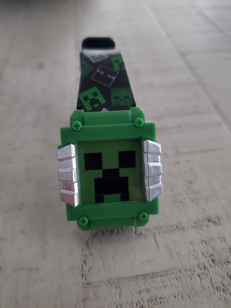 Minecraft Mojang Boys Flashing Creeper Face LCD Digital Wrist Watch Green
