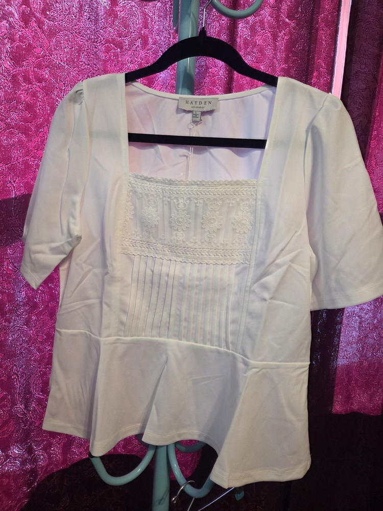 Hayden Los Angeles Women's Off White Top W/ Lace Accents. Sz L. NWT.   #480