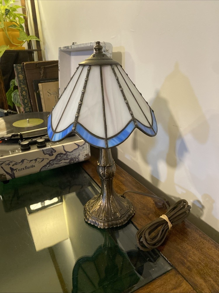 Vintage Tiffany-Style Stained Glass Table Lamp – Hand-Cut Glass