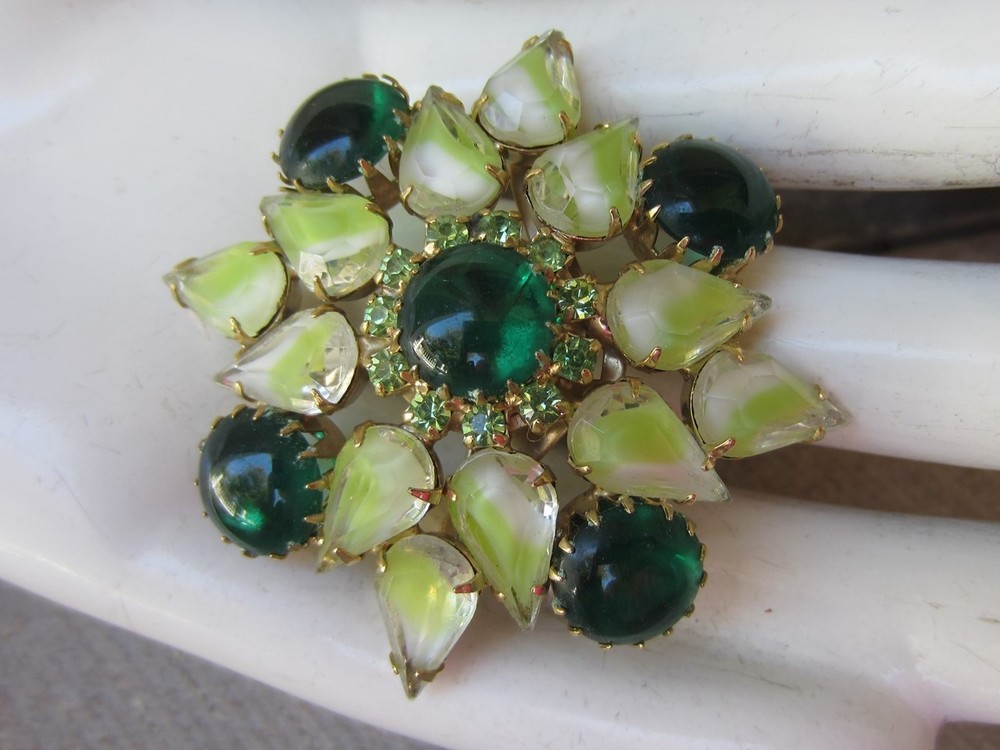 Vintage Green Glass Givre Rhinestone Floral Sunburst Gold Tone PIN Brooch