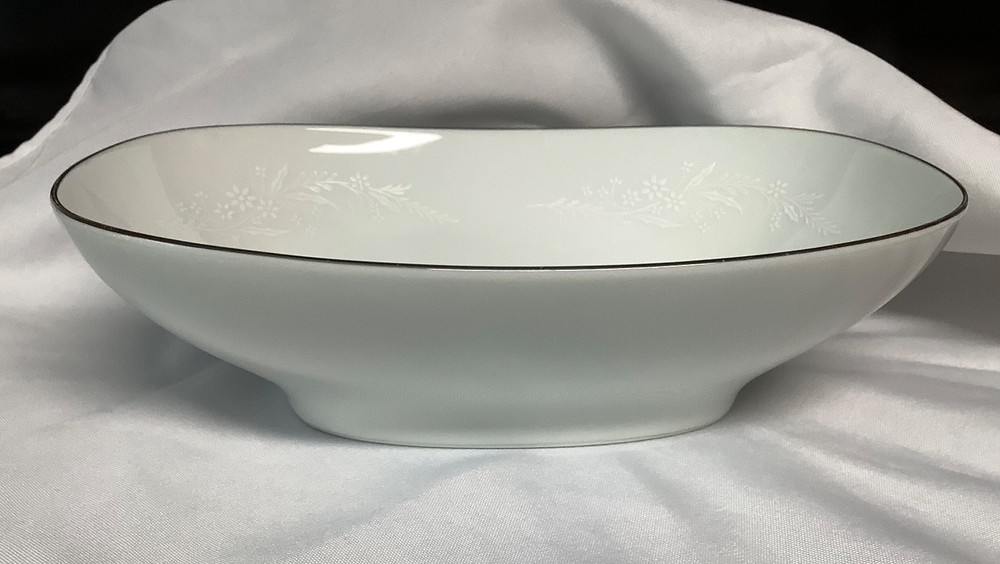 Noritake Georgian #6440 White 9 7/8” Oval Vegetable Bowl, Pre-Owned Great Cond.