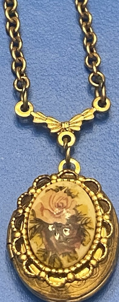Vintage Dainty & Petite 1928 Gold Tone 18” Floral Roses Locket Necklace Lovely