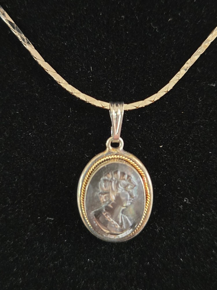 Vintage Intaglio Cameo Pendant Necklace Gold Tone Lady Profile Glass Mid Century
