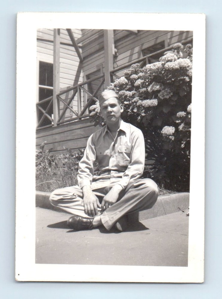 Old Vintage Photo SOLO ARMY MAN SOLDIER IN UNIFORM BY HOUSE ORIGINAL SNAPSHOT