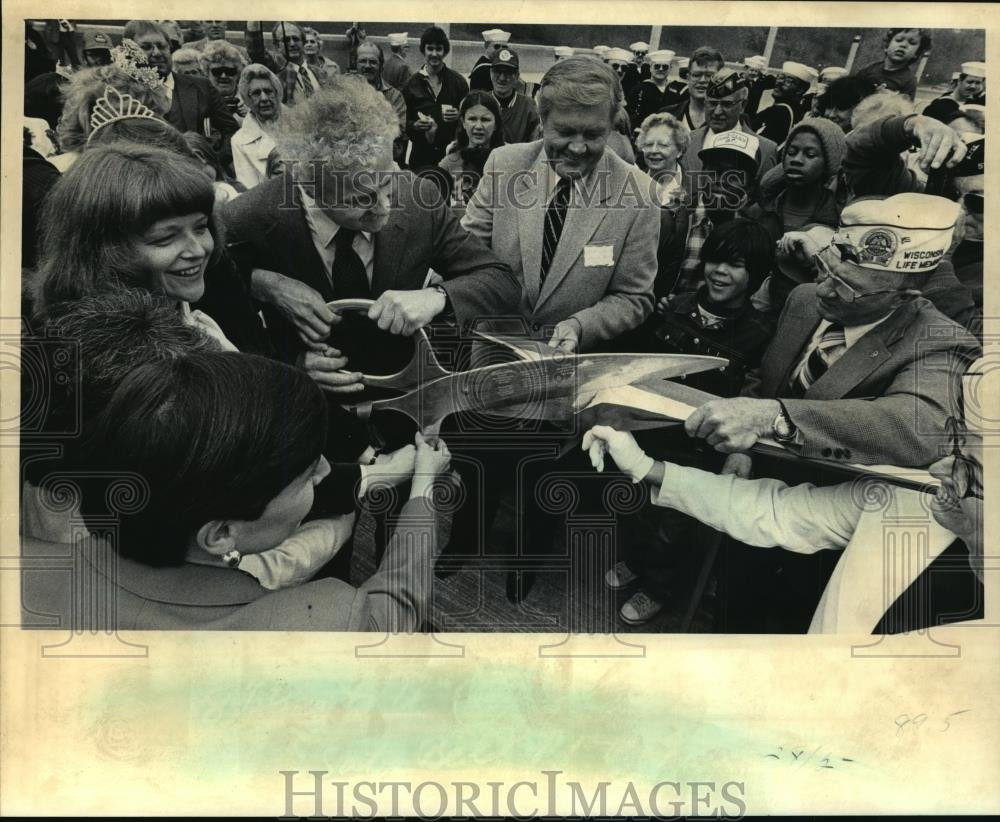 1983 Press Photo Rep. Jim Moody officially opening Lincoln Memorial Bridge